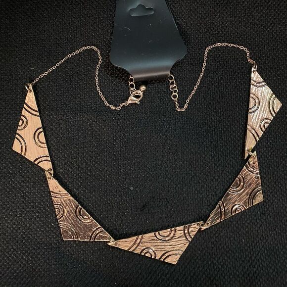 STATEMENT NECKLACE - New w/tags - Adjusts to 20" - Gift idea - Picture 1 of 2